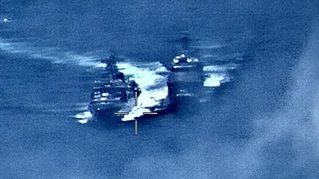 AFP/US NAVY / Another US Navy image showed the Russian destroyer Admiral Vinogradov (l) close to the USS Chancellorsville