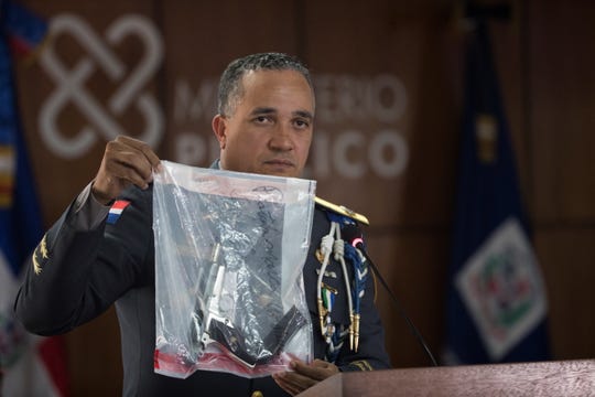 Police director Ney Aldrin Bautista shows the gun that was used to shoot Ortiz. (Photo: Orlando Barria, EPA-EFE)