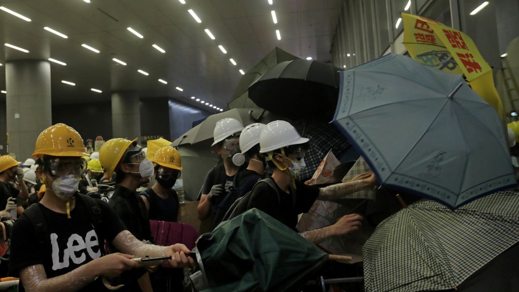 Vivek PRAKASH / AFP | Protesters attempt to break into the government headquarters in Hong Kong on July 1, 2019, on the 22nd anniversary of the city's handover from Britain to China.