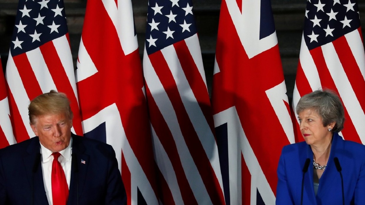 U.S. President Donald Trump and Britain's Prime Minister Theresa May hold a joint news conference in London © Reuters / Carlos Barria