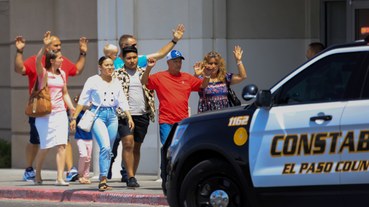 Shoppers exit with their hands up after a mass shooting at a Walmart in El Paso, Texas, US August 3, 2019 ©  Reuters / Jorge Salgado