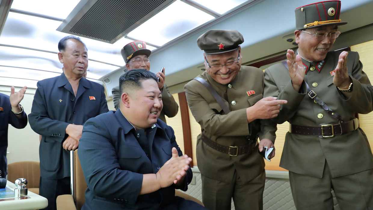 FILE PHOTO: North Korean leader Kim Jong Un guides the test firing of a new weapon, in this undated photo released on August 16, 2019 © Reuters / KCNA