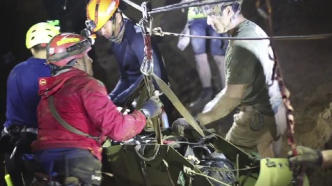 Hero Thai cave rescue diver dies
