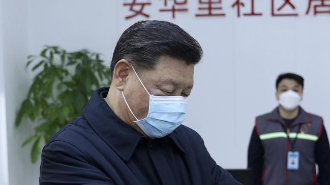 Xi Jinping donned a protective mask during his first public appearance after the coronavirus outbreak — but it carried a subtle message. (Pang Xinglei/Xinhua via AP, File)Source:AP