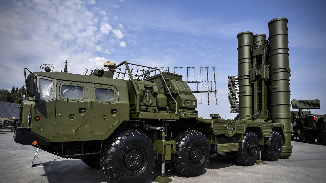 FILE PHOTO: A Russian S-400 anti-aircraft missile system is displayed at the exposition field in Kubinka Patriot Park outside Moscow. ©  AFP / Alexander Nemenov