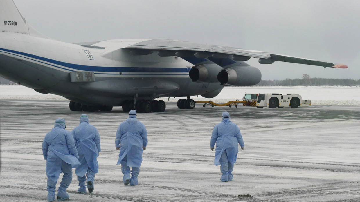 FILE PHOTO: Medics meet Russian citizens evacuated from China's Wuhan province in Tyumen, Russia on February 5, 2020