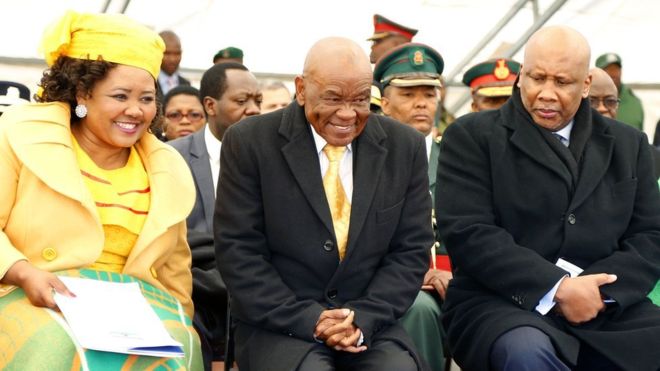 Thomas Thabane (centre) at his inauguration in 2017 with Maesaiah Thabane, while King Letsie III (right) looks on