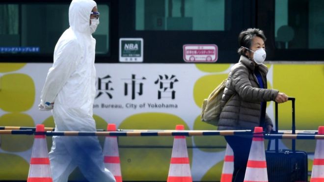 GETTY IMAGES / A passenger leaves the Diamond Princess cruise ship after more than two weeks in quarantine