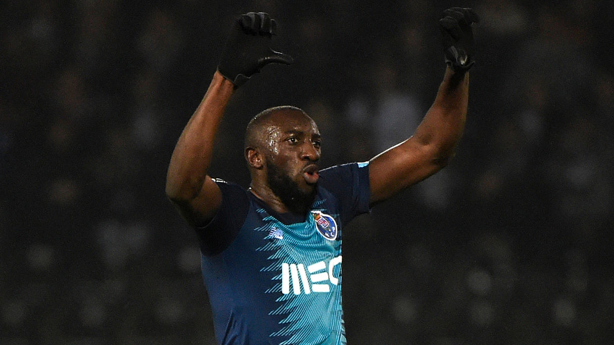 FC Porto's Malian forward Moussa Marega reacts after hearing racists chants during the Portuguese league football match between Vitoria Guimaraes SC and FC Porto at the Dom Alfonso Henriques stadium in Guimaraes on February 16, 2020. © MIGUEL RIOPA &