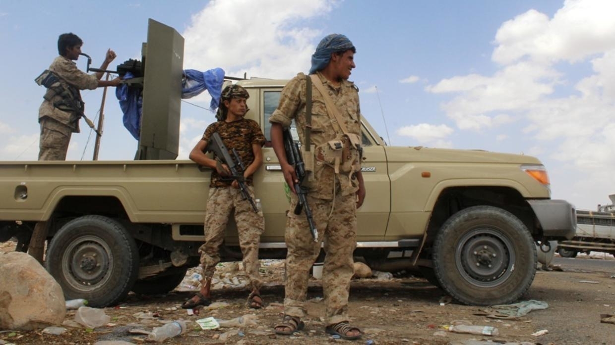 Yemeni pro-government forces, loyal to fugitive President Abd-Rabbu Mansour Hadi, gather at the military base of Nehm, in the Sanaa province east of the Yemeni capital, the frontline with the Marib region on April 7, 2016. © Nabil Hassan, AFP