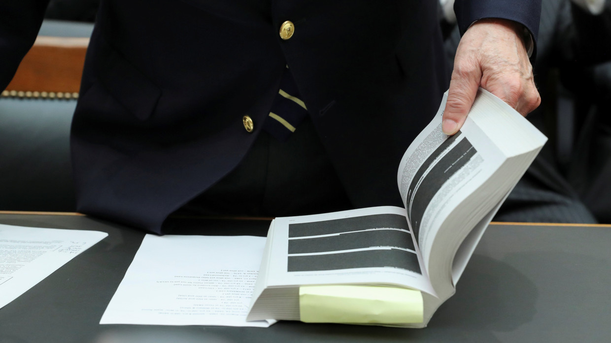 Special Counsel Robert Mueller's heavily redacted report is shown during a House Judiciary Committee hearing in Washington, June 10, 2019. ©  REUTERS/Jonathan Ernst