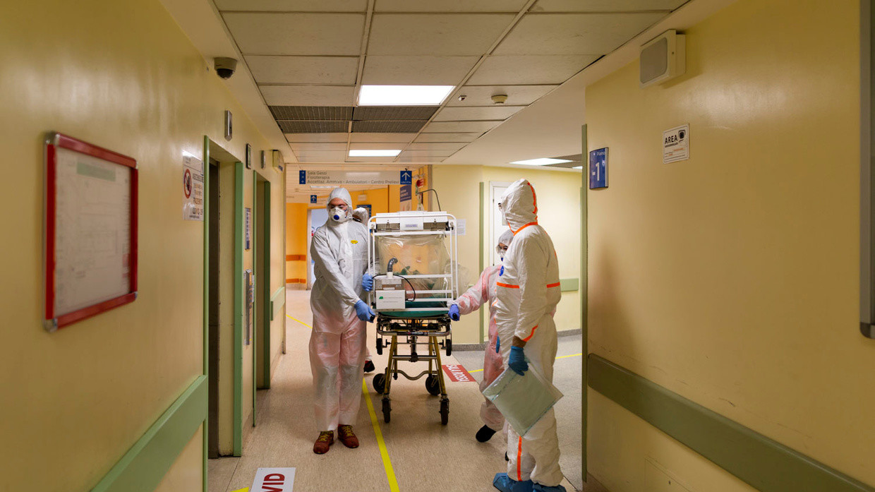 A coronavirus patient arrives on a stretcher at the Columbus Covid Hospital in Rome, Italy, March 16, 2020 ©  REUTERS / Policlinico Gemelli