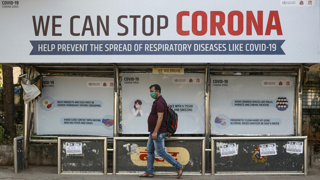 A man walks past a bus stop in Mumbai, India, March 18, 2020 ©  Reuters / Francis Mascarenhas