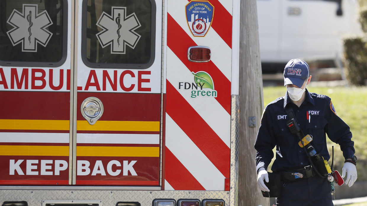 A New York City Fire Department Emergency Medical Technician (EMT) wearing protective gear responds to a call for a sick patient during the outbreak of coronavirus disease (COVID-19) in Queens, New York, U.S., March 27, 2020. © REUTERS�