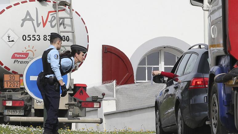 French gendarmes control a vehicle in Ustaritz, southwestern France, Thursday, March 19, 2020.   -   Copyright  AP Photo/Bob Edme