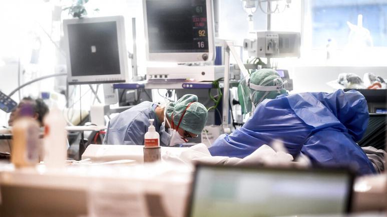 Medical personnel at work in the intensive care unit of the hospital of Brescia, Italy   -   Copyright  Claudio Furlan/LaPresse