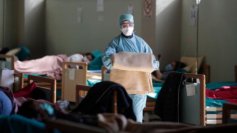 A medical worker at an emergency structure in Italy   -   Copyright  AP