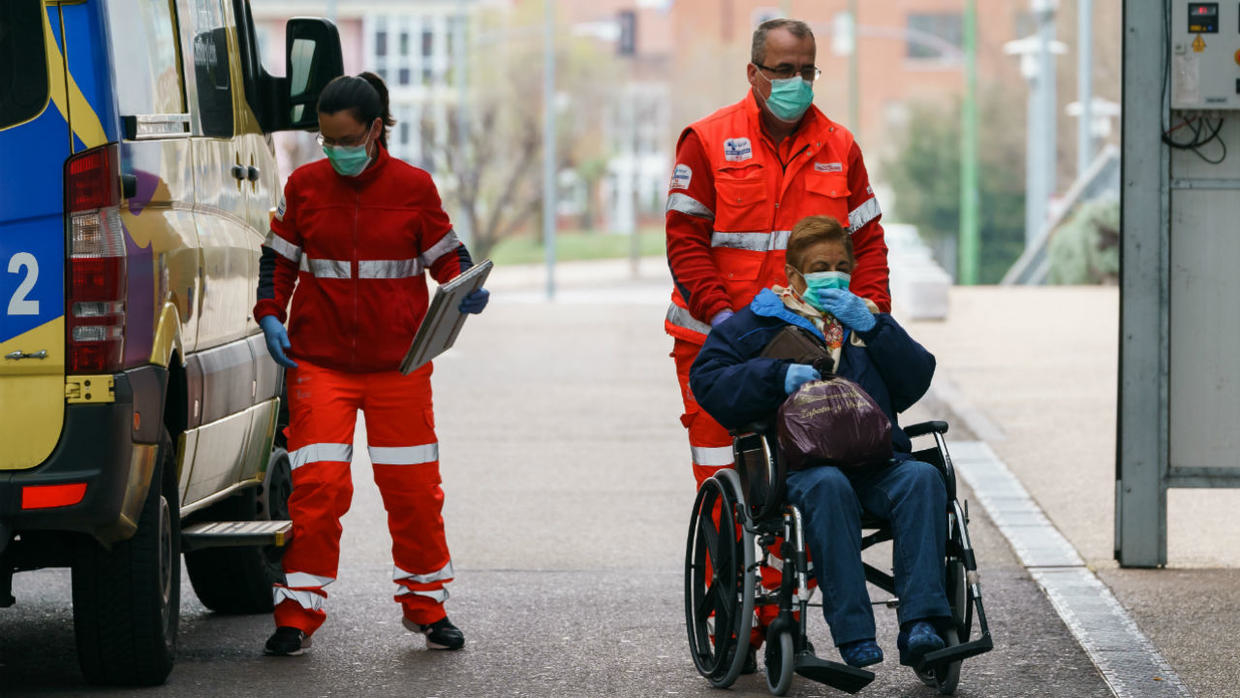A health worker pushes a woman on a wheelchair outside the Burgos Hospital (UBU) on March 21, 2020, in Burgos, in northern Spain. © Cesar Manso, AFP