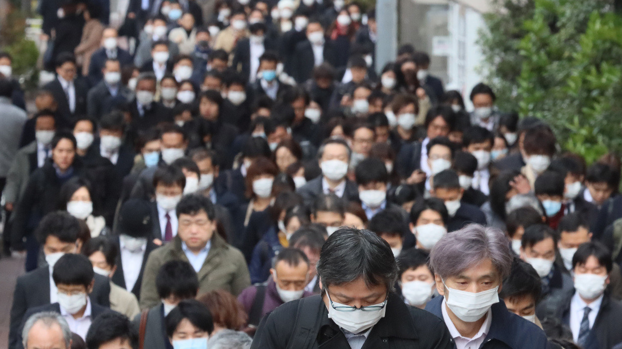 Office workers wearing face masks walk to their offices in Tokyo in the morning on Monday, March 30, 2020 © Global Look Press / Yoshio Tsunoda