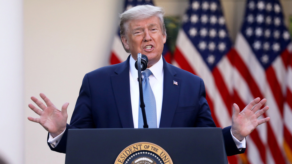 Donald Trump leads daily coronavirus response briefing at the White House in Washington ©  REUTERS/Leah Millis