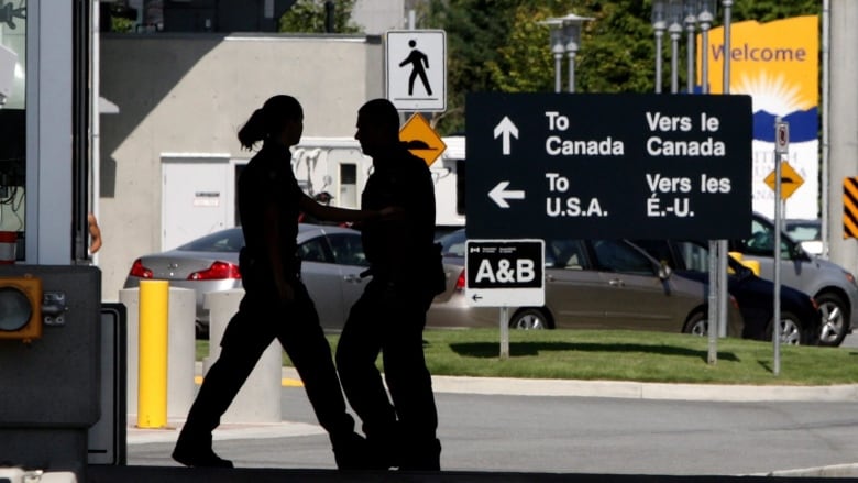 Both Canada and the U.S. are restricting non-essential travel at border land crossings — but the U.S. says the agreement doesn't cover travel by air or sea. (Darryl Dyck/Canadian Press)