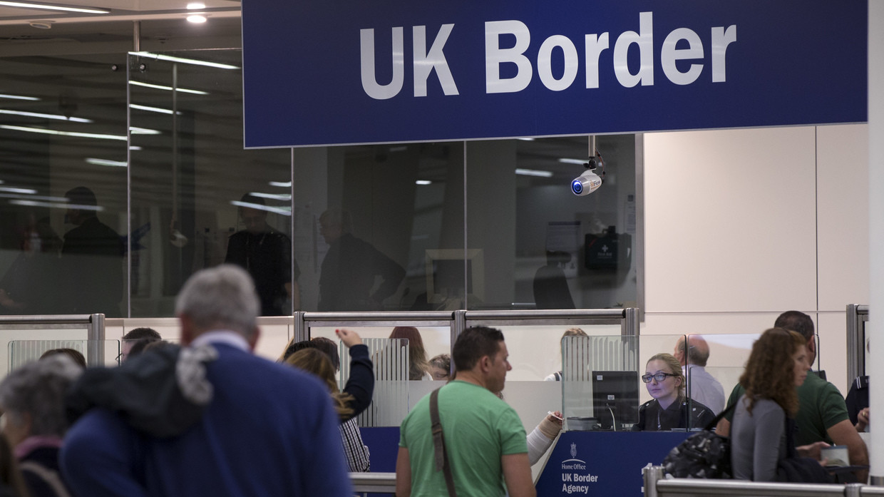 Border Force check the passports of passengers arriving at Gatwick Airport. © Getty Images / Oli Scarff