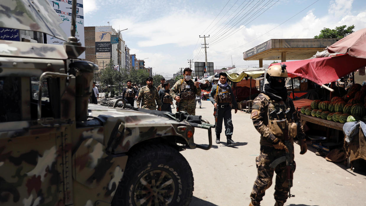 Afghan security forces arrive at the site of the attack in Kabul on May 12, 2020. © Mohammad Ismail, Reuters