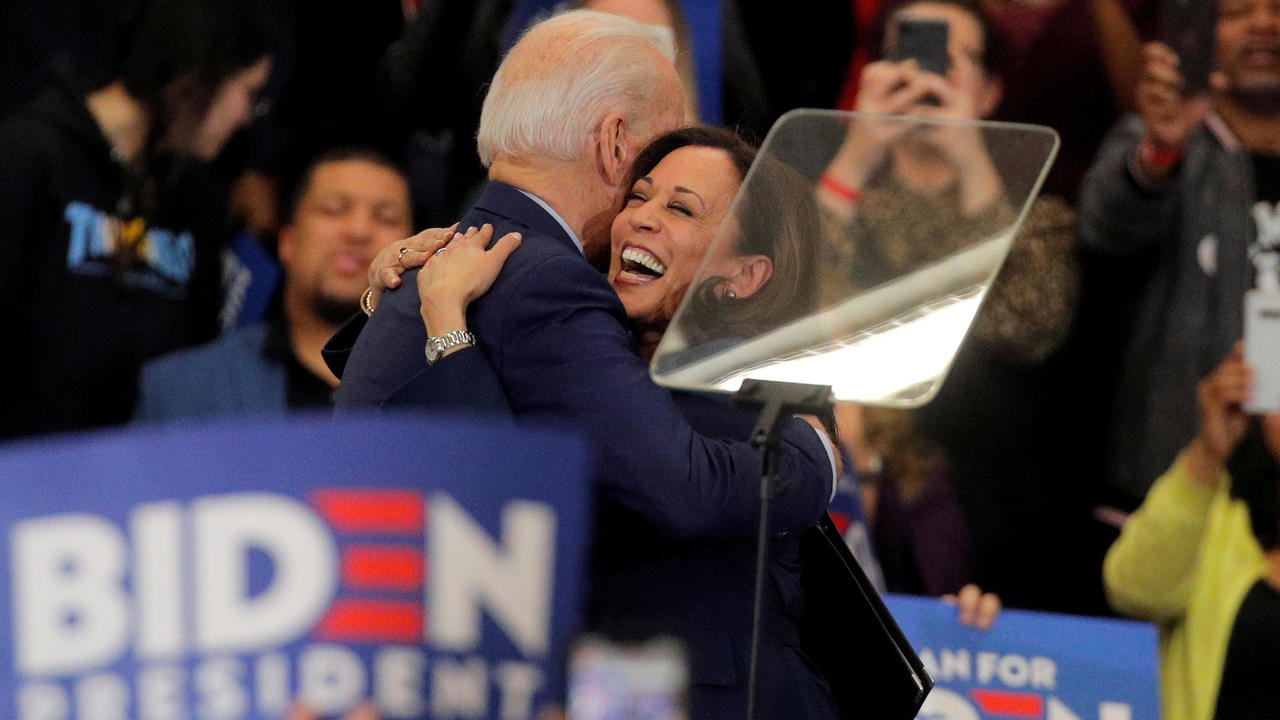 Democratic US presidential candidate and former Vice President Joe Biden is greeted by US Senator Kamala Harris during a campaign stop in Detroit, Michigan, USA, March 9, 2020. © Brendan McDermid, REUTERS