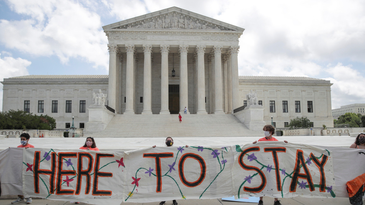 DACA supporters celebrate outside the US Supreme Court, June 18, 2020. ©  REUTERS/Jonathan Ernst