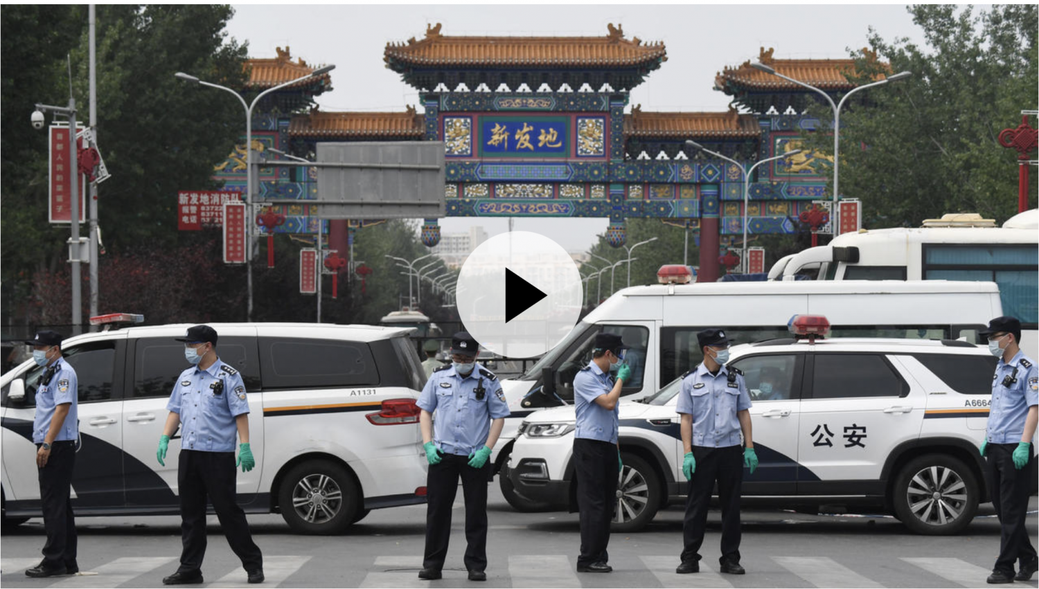 Chinese police guard the entrance to the closed Xinfadi market in Beijing, the centre of the latest virus outbreak, on June 13, 2020. © Greg Baker, AFP