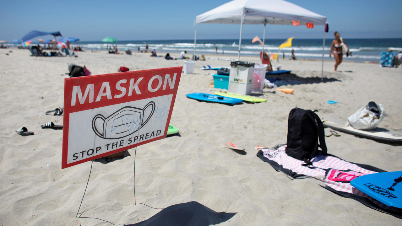 A sign requiring the use of masks is seen at the beach as California reported its largest number of new coronavirus infections in a single day, during the outbreak of the coronavirus disease (COVID-19) in Del Mar, California, U.S., July 15, 2020. 