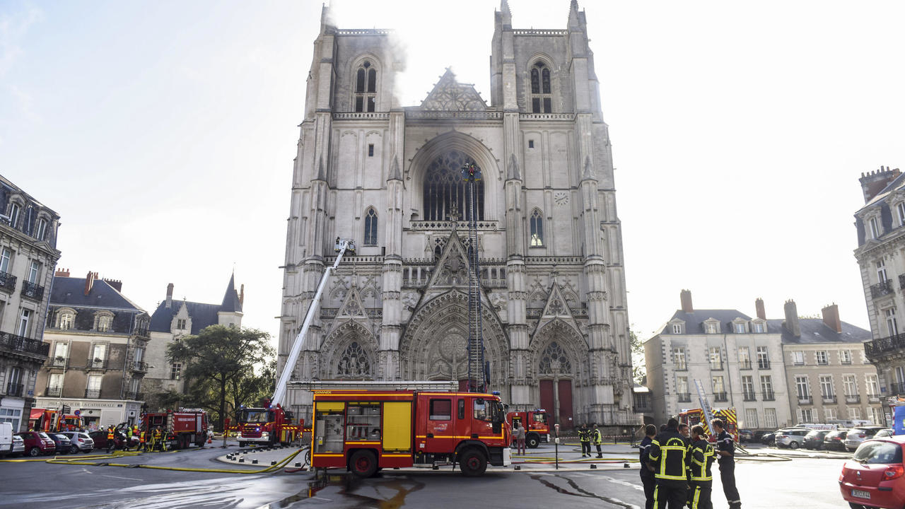 Firefighters working to put out the fire at the Saint-Pierre-et-Saint-Paul cathedral in Nantes, western France, July 18, 2020. © Sebastien Salom-Gomis, AFP