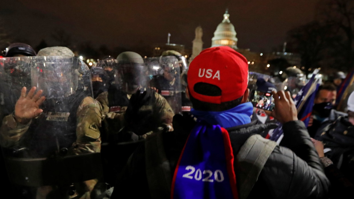 Police pushes supporters of US President Donald Trump away from the US Capitol, January 6, 2021. ©  REUTERS/Jim Bourg