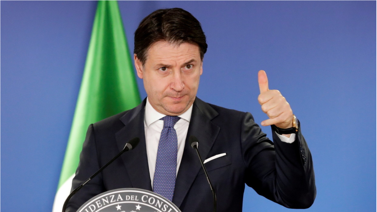 Italian Prime Minister Giuseppe Conte gestures as he holds a news conference at the end of an EU summit in Brussels, Belgium, December 11, 2020. ©  Olivier Hoslet/Pool via REUTERS