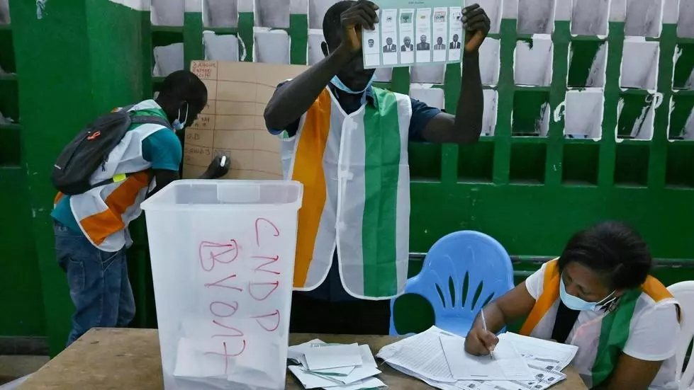 Workers of the Independent Electoral Commission (IEC) count ballots after the closure of polling stations in Abidjan, Ivory Coast, on March 6, 2021. © Issouf Sanogo, AFP