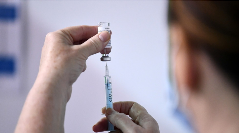 Medical staff member prepares a shot of the AstraZeneca COVID-19 vaccine in Belfast, Northern Ireland March 29, 2021. ©  REUTERS/Clodagh Kilcoyne