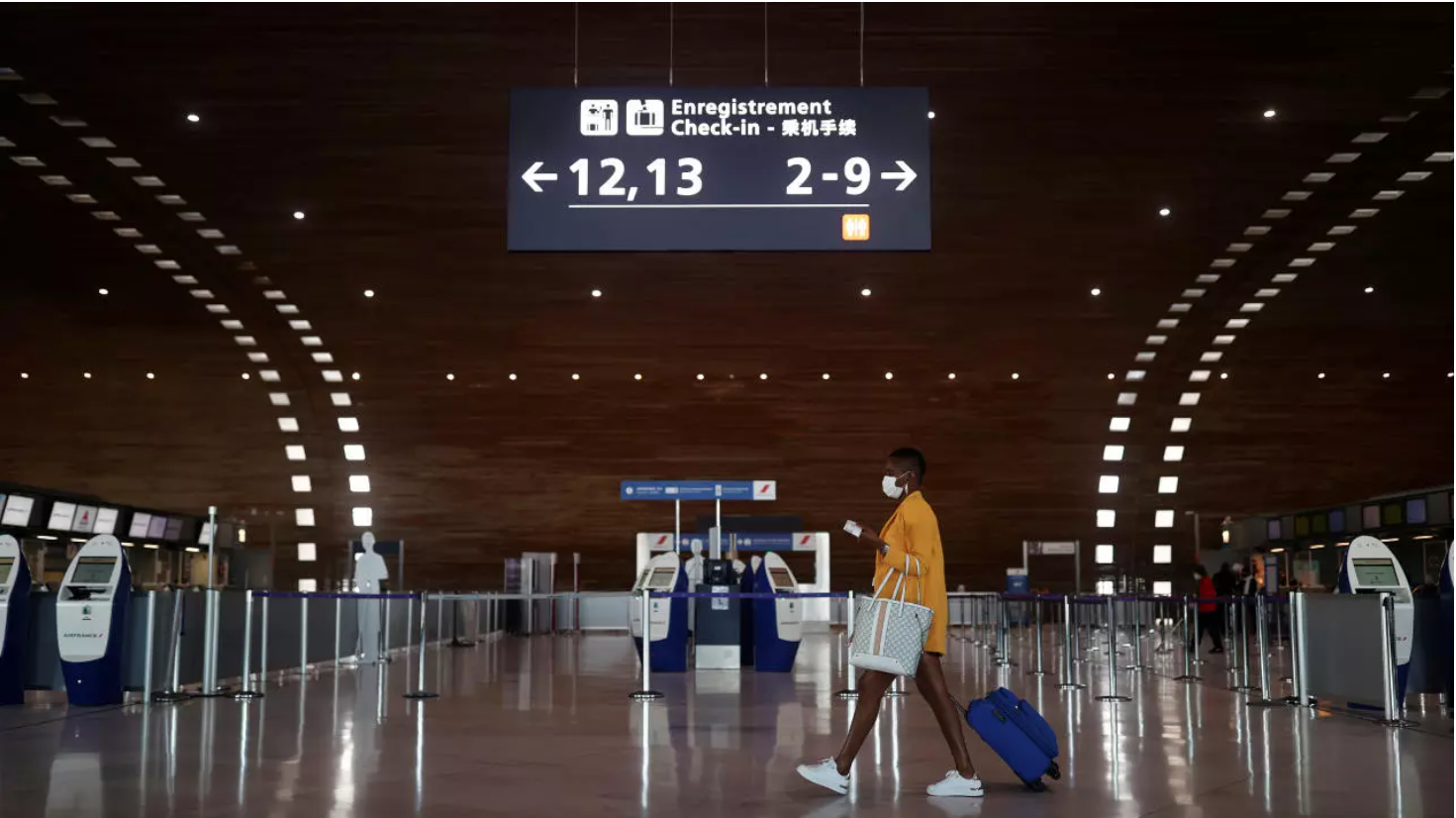 A woman makes her way in the departures area of the Terminal 2E at Charles-de-Gaulle airport north of Paris amid the ongoing Covid-19 pandemic on April 2, 2021. © Christian Hartmann, Reuters