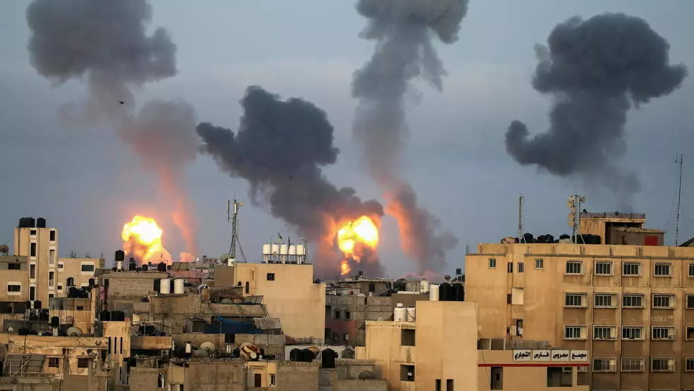 Flames and smoke rise during Israeli air strikes in the southern Gaza Strip May 11, 2021. © Ibraheem Abu Mustafa, Reuters