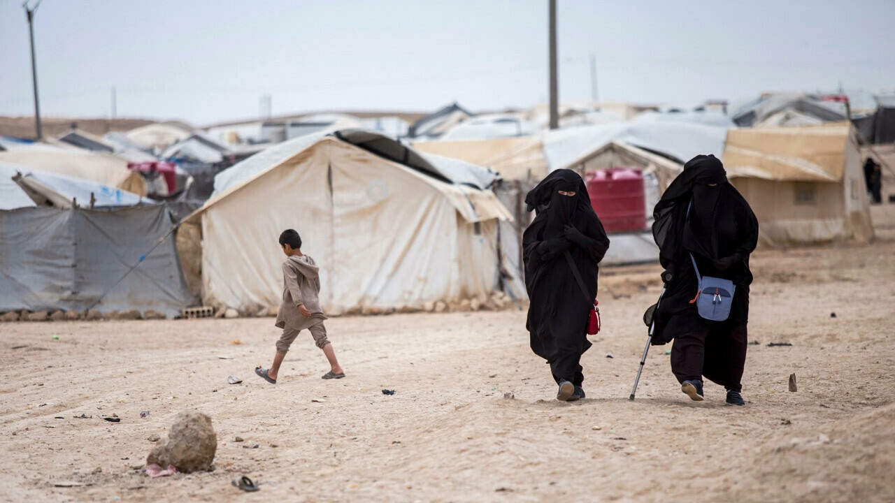 File photo taken May 1, 2021 of women and children in the al-Hol camp in Hasakeh province, Syria. © Baderkhan Ahmad, AP