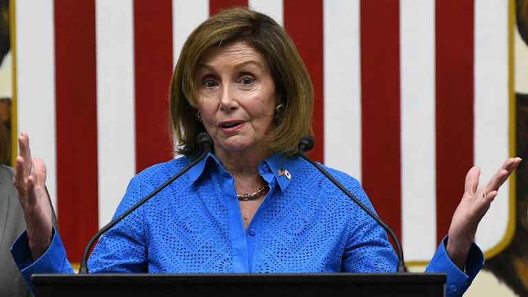 US House Speaker Nancy Pelosi attends a press conference at the US Embassy in Tokyo. © AFP / Richard A. Brooks
