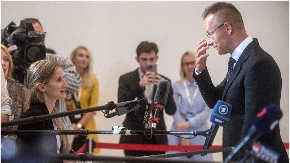 Hungarian Foreign Minister Peter Szijjarto speaks to journalists in Prague, Czech Republic, August 30, 2022. © Michal Cizek / AFP