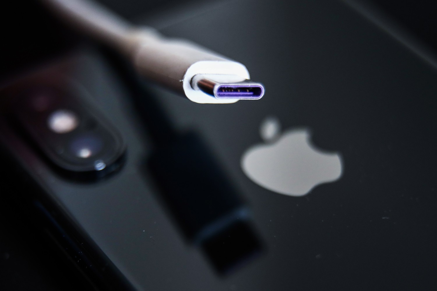 A USB-C cable and Apple Inc. iPhone. A USB-C cable and Apple Inc. iPhone.Photographer: Jakub Porzycki/NurPhoto/Getty Images