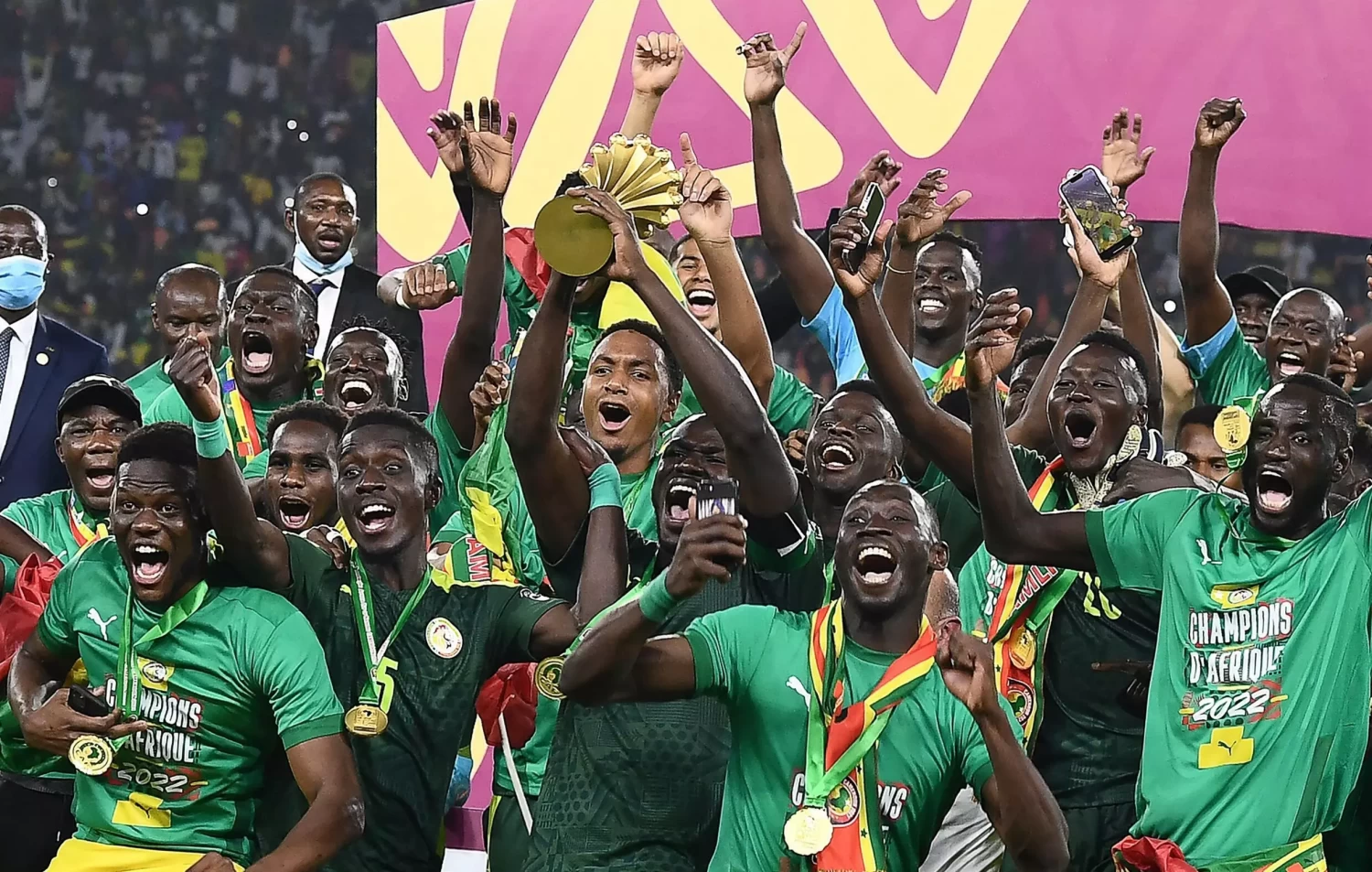 Senegal's players celebrate with the trophy after winning the Africa Cup of Nations (CAN) 2021 final football match between Senegal and Egypt at the Stade d'Olembe in Yaounde on February 6, 2022. © Charly Triballeau, AFP