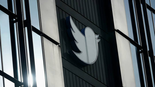 A Twitter logo hangs outside the company's offices in San Francisco, California, December 19, 2022 ©  AP / Jeff Chiu