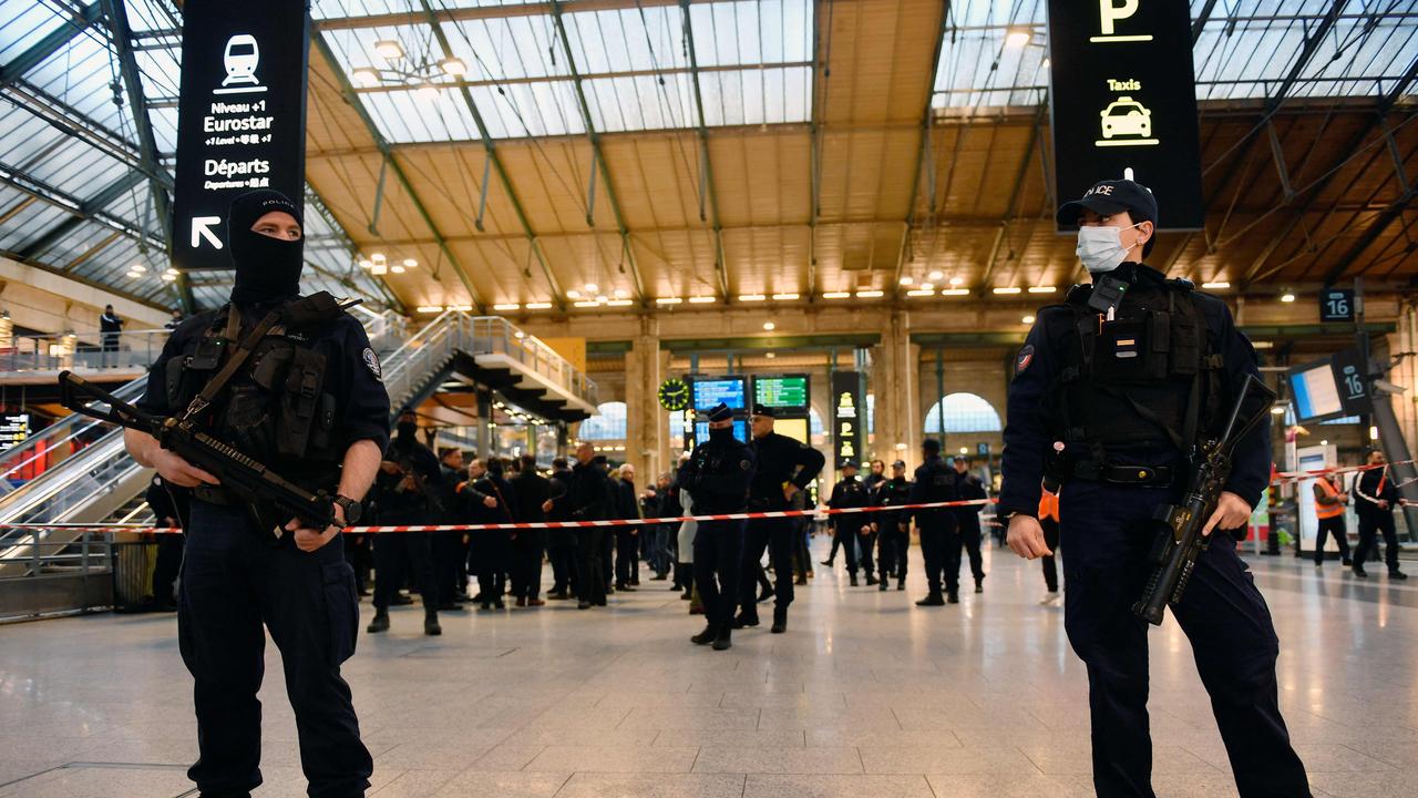French police stand guard in a hall of Paris' Gare du Nord train station, after several people were wounded by a man wielding a knife. (Photo by JULIEN DE ROSA / AFP)