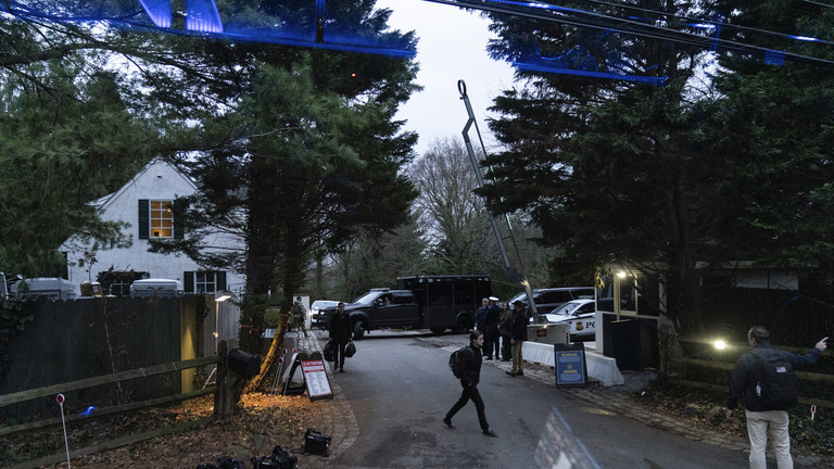 Members of the media stand along the access road to Joe Biden's home in Wilmington, Delaware, January 13, 2022 ©  AP / Carolyn Kaster