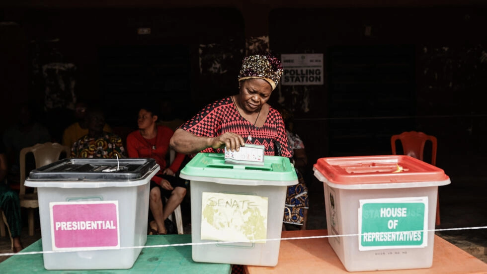 A voter casts her ballot at a polling station in Amatutu on February 25, 2023, during Nigeria's presidential and general election. © Patrick Meinhardt, AFP