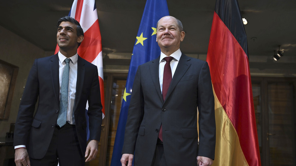 RIshi Sunak and Olaf Scholz pose for the media ahead of their bilateral meeting at the Munich Security Conference in Munich, Germany, February 18, 2023