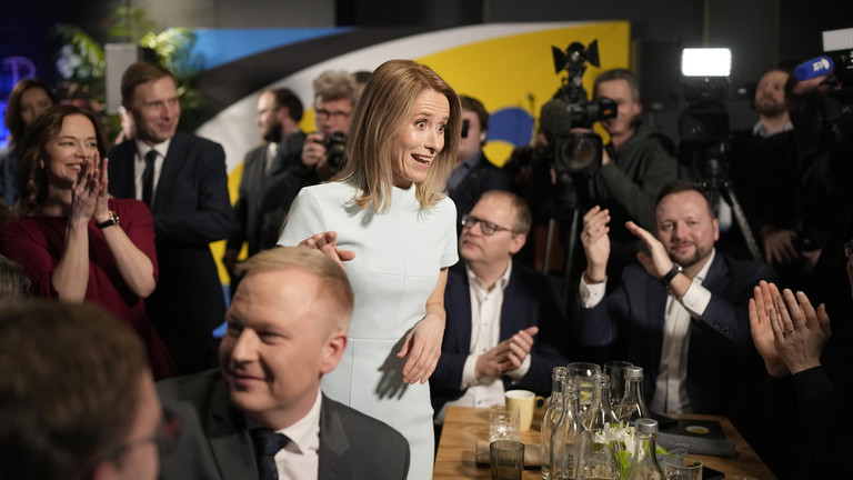 Prime Minister Kaja Kallas, centre, reacts to the announcement of preliminary results of the election in Tallinn, Estonia, March 5, 2023 ©  AP / Sergei Grits