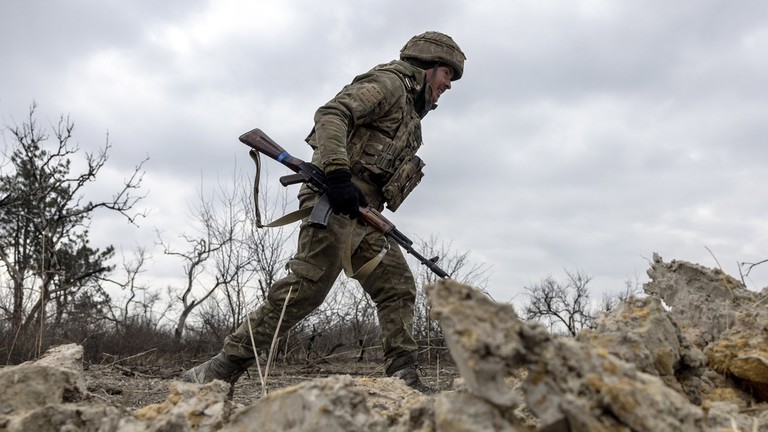 FILE PHOTO: A Ukrainian infantryman outside Artyomovsk (Bakhmut). ©  John Moore / Getty Images